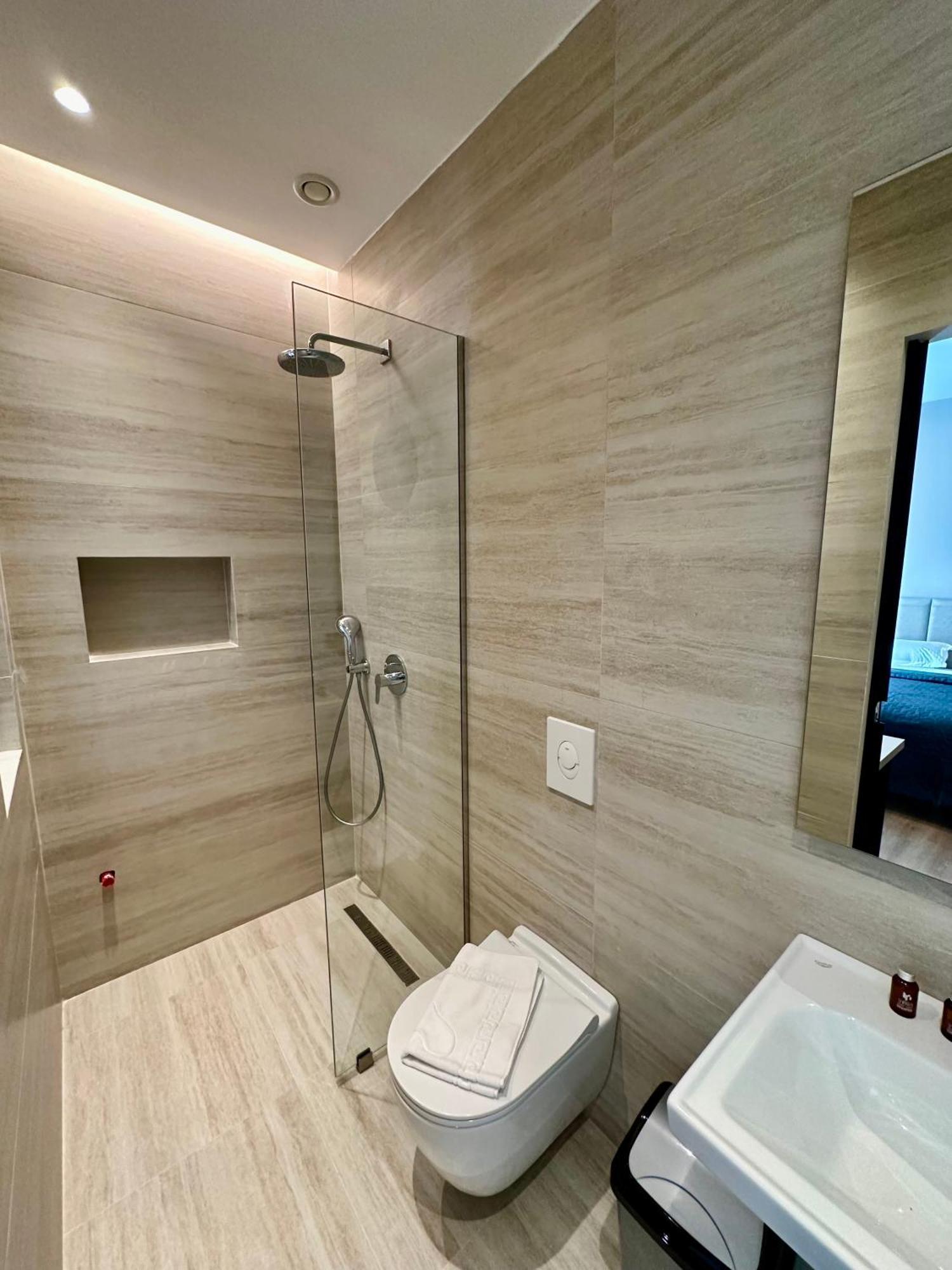 Executive Suite,1538343304:JPEG